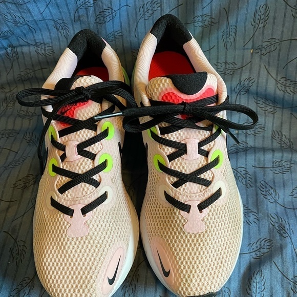 Nike renew run in pink foam colorway womens size 7 - Picture 2 of 7